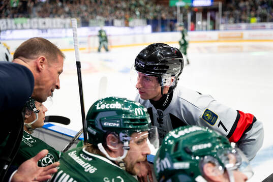 Färjestads tränare Cam Abbott och Huvudomaren Christoffer