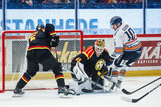 Växjös Eemeli Suomi mot Brynäs målvakt Damian Clara