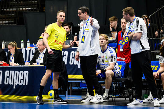 Domare Johan Gomér och Ystad IFs assisterande tränare Kim