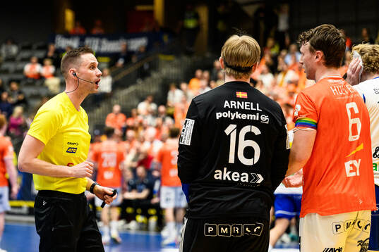 Domare Martin Gomér och IFK Kristianstads Philip