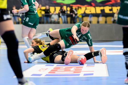 Sävehofs Emma Mihailovic  och Skurus Alexandra Bjärrenholt