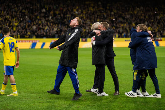 Dejan Kulusevski and Head coach Graham Potter of Sweden