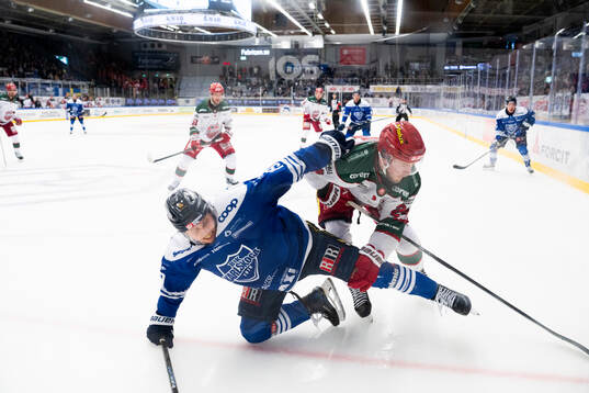 Karlskogas Simen Andre Edvardsen och Modos Kyle Topping
