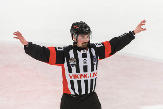Domare Filip Granrud dömer bort ett mål för Karlskoga
