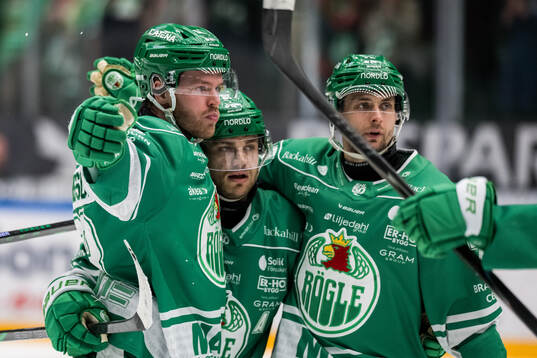 Rögles Filip Johansson jublar med Leon Bristedt och Daniel