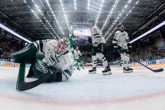 Färjestads målvakt Emil Larmi, Adam Ollas Mattsson och