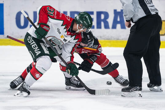 Frölundas Nicklas Lasu och Luleås Pontus Andreasson tekar