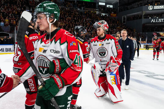 Frölundas Ivar Stenberg, målvakt Tobias Normann och