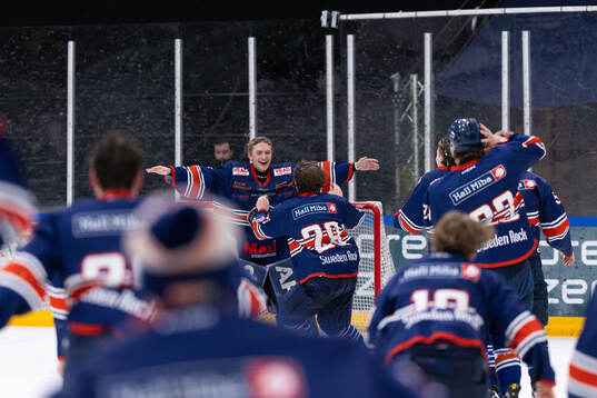Växjös målvakt Ruben Johansson och Sigge Isaksson jublar