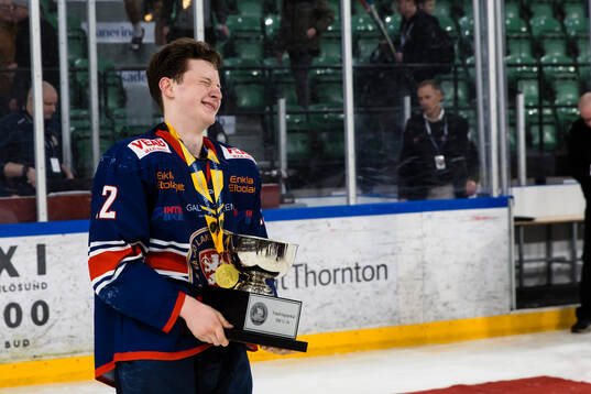 Växjös Theodor Johansson med U16 SM-pokalen