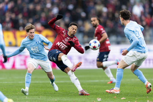 Malmö FFs Johan Karlsson och Örgrytes Tobias Sana