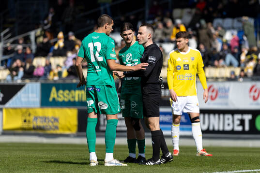 Domare Jasmin Svraka och Ljungskiles Ivan Maric med Filip