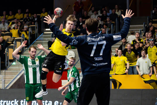 Sävehofs Leon Halén mot Hammarbys målvakt Arvid Skoog