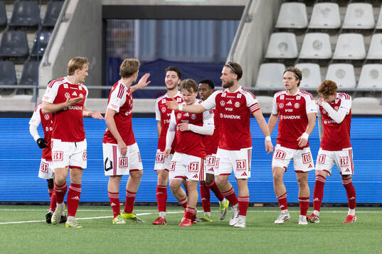 Sandvikens IFs Christian Wagner jublar med lagkamrater