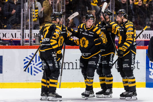 Skellefteås Pontus Johansson jublar med lagkamrater