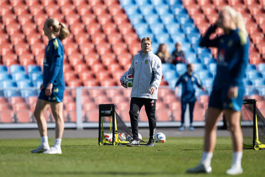 Head coach Tony Gustavsson at a training session with the