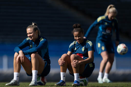 Fridolina Rolfö and Felicia Schröder  at a training