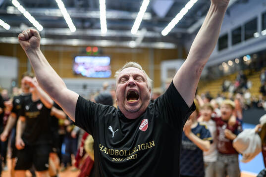 Lugis tränare Ola Månsson jublar
