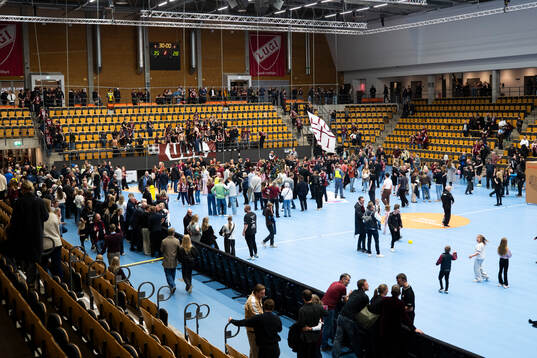 Publiken och spelare jublar
