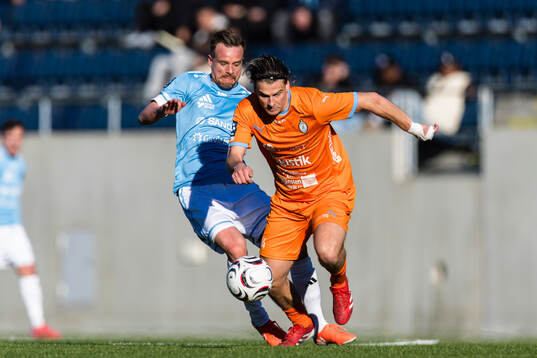 Gefles Eric Larsson i kamp om bollen med AFC Eskilstunas