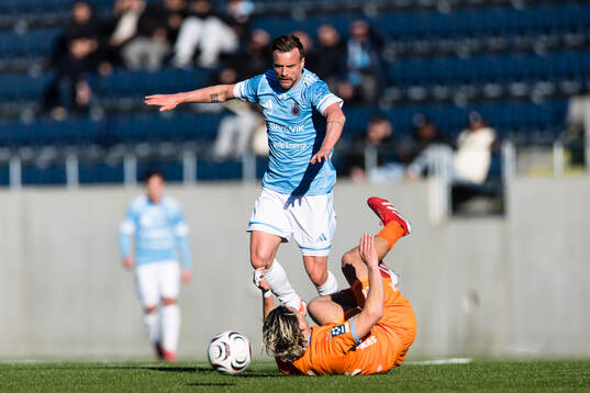 Gefles Eric Larsson och AFC Eskilstunas Dmitry Zhuravlev