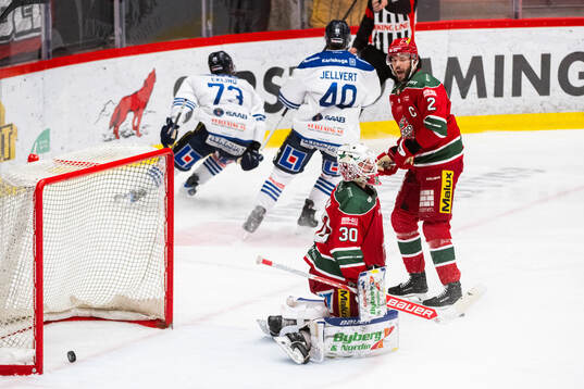 Modos målvakt Jakob Hellsten och David Rundblad deppar