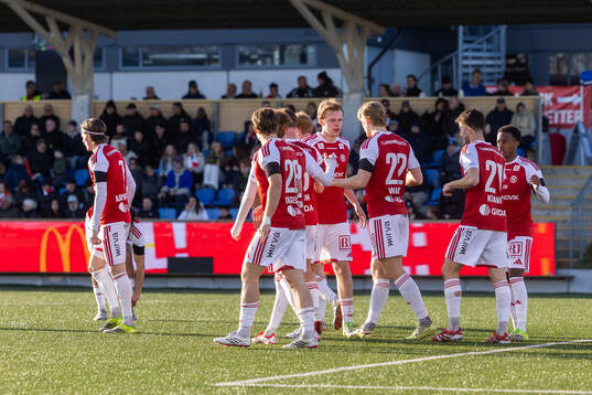 Sandvikens IFs Christian Wagner jublar med lagkamrater
