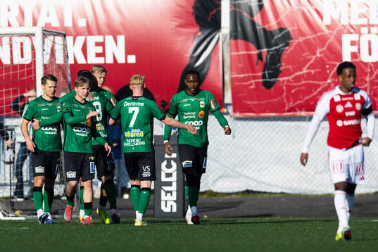 Varbergs Shanyder Borgelin (h) gör 1-1 och gratuleras av
