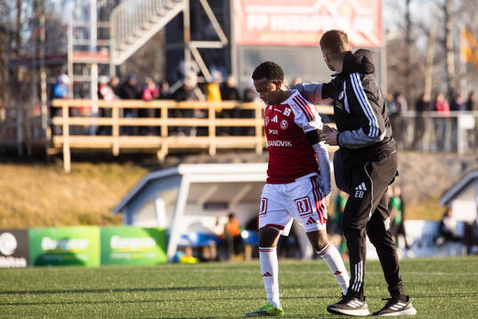 Sandvikens IFs Yabets Yaliso Yaya kliver av planen och tar