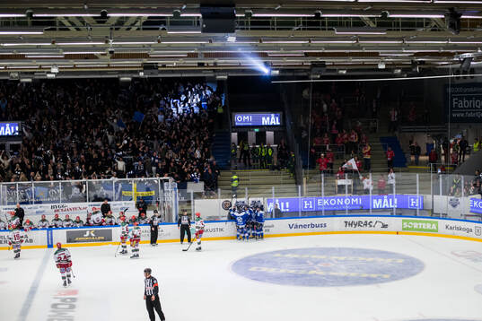 Karlskogas Oliver Eklind jublar med lagkamrater