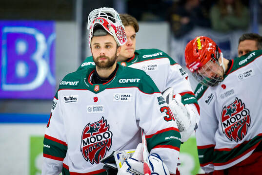 Modos målvakt Jakob Hellsten deppar