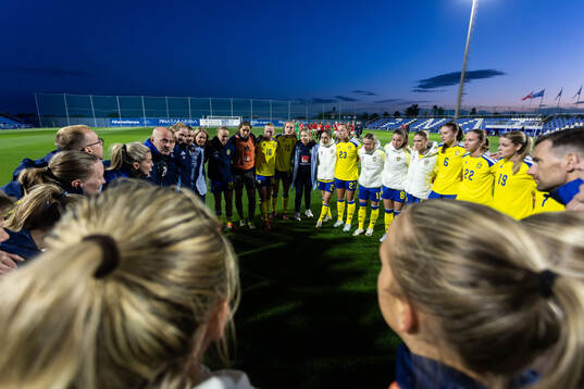 Head coach Magnus Wikman and players of Sweden