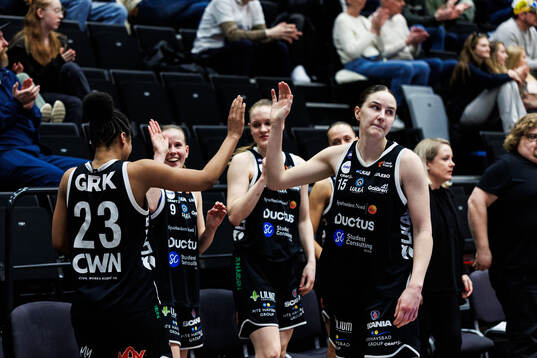 Luleås Jewel Spear och Fanny Wadling jublar