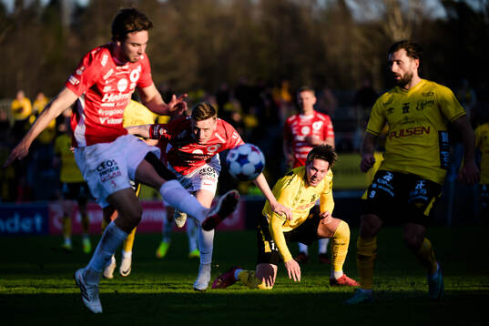 Elfsborgs Taylor Silverholt och Degerfors Sebastian Ohlsson