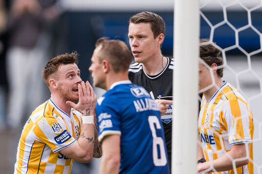 IFK Göteborgs Tobias Heintz reagerar mot Domare Oscar