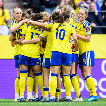 Stina Blackstenius of Sweden celebrates 1-0