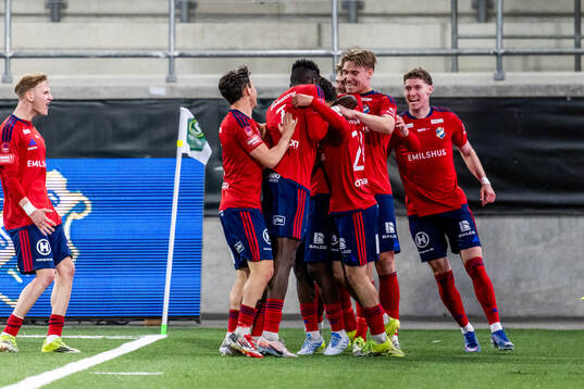 Östers Al-Hussein Shakir har gjort 1-2 och jublar