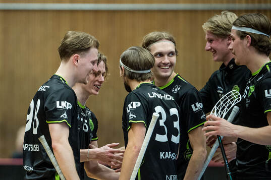 IBK Lunds Lukas Wahl och spelare jublar