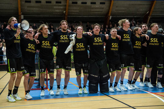 IBK Lunds spelare jublar