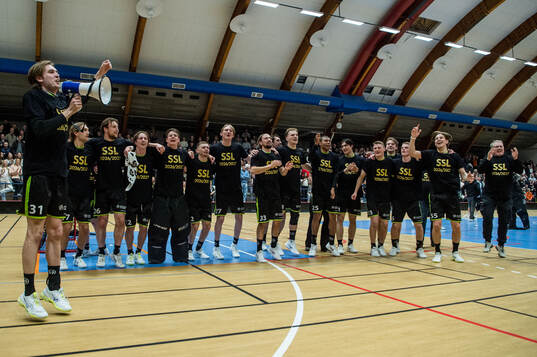 IBK Lunds Isak spelare jublar