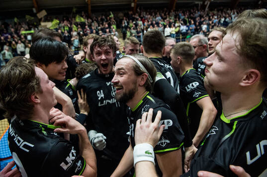 IBK Lunds spelare jublar