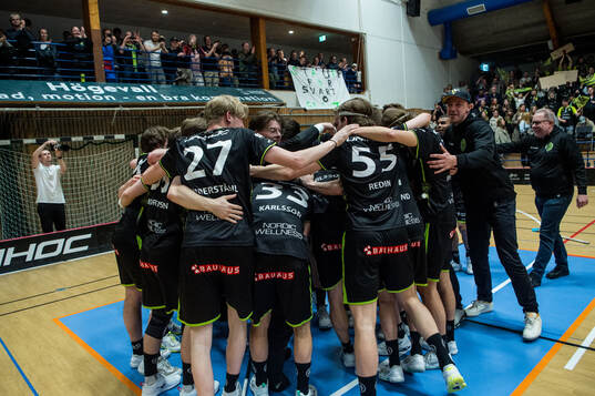 IBK Lunds spelare jublar