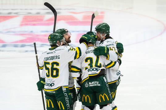 Björklövens Daniel Brodin och Fredrik Forsberg jublar med