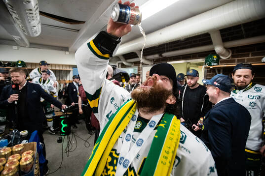 Björklövens Mathew Maione jublar i omklädningsrummet