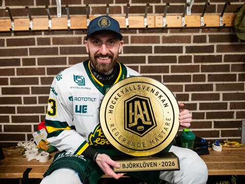 Björklövens Albin Lundin jublar med pokalen i