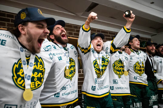 Björklövens Axel Ottosson jublar i omklädningsrummet
