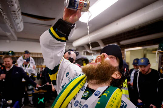 Björklövens Mathew Maione firar avancemanget till SHL i
