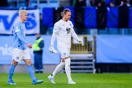 Malmö FFs Otto Rosengren och målvakt Johan Dahlin deppar