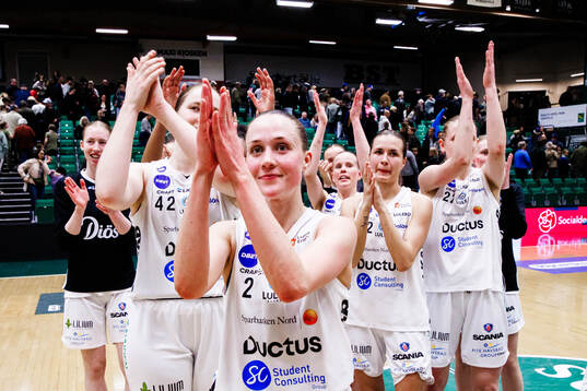 Luleås Sofia Persson jublar med lagkamrater