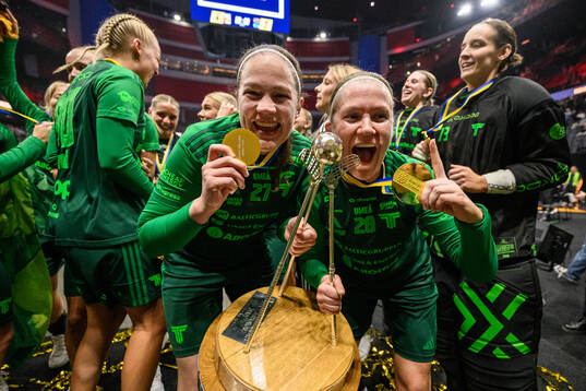 Thorengruppens Oona Kauppi och Veera Kauppi jublar